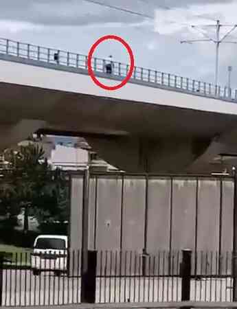Raylar üzerinde ölüme yolculuk! Hiçbir şey olmamış gibi metroya binip gitti Raylar üzerinde ölüme yolculuk! Hiçbir şey olmamış gibi metroya binip gitti