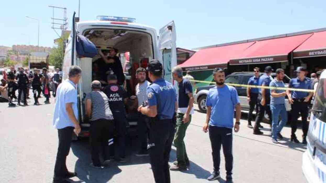 Beylik tabancasını ateşleyen polis dehşet saçtı: Annesi ve 2 akrabasını katletti Beylik tabancasını ateşleyen polis dehşet saçtı: Annesi ve 2 akrabasını katletti