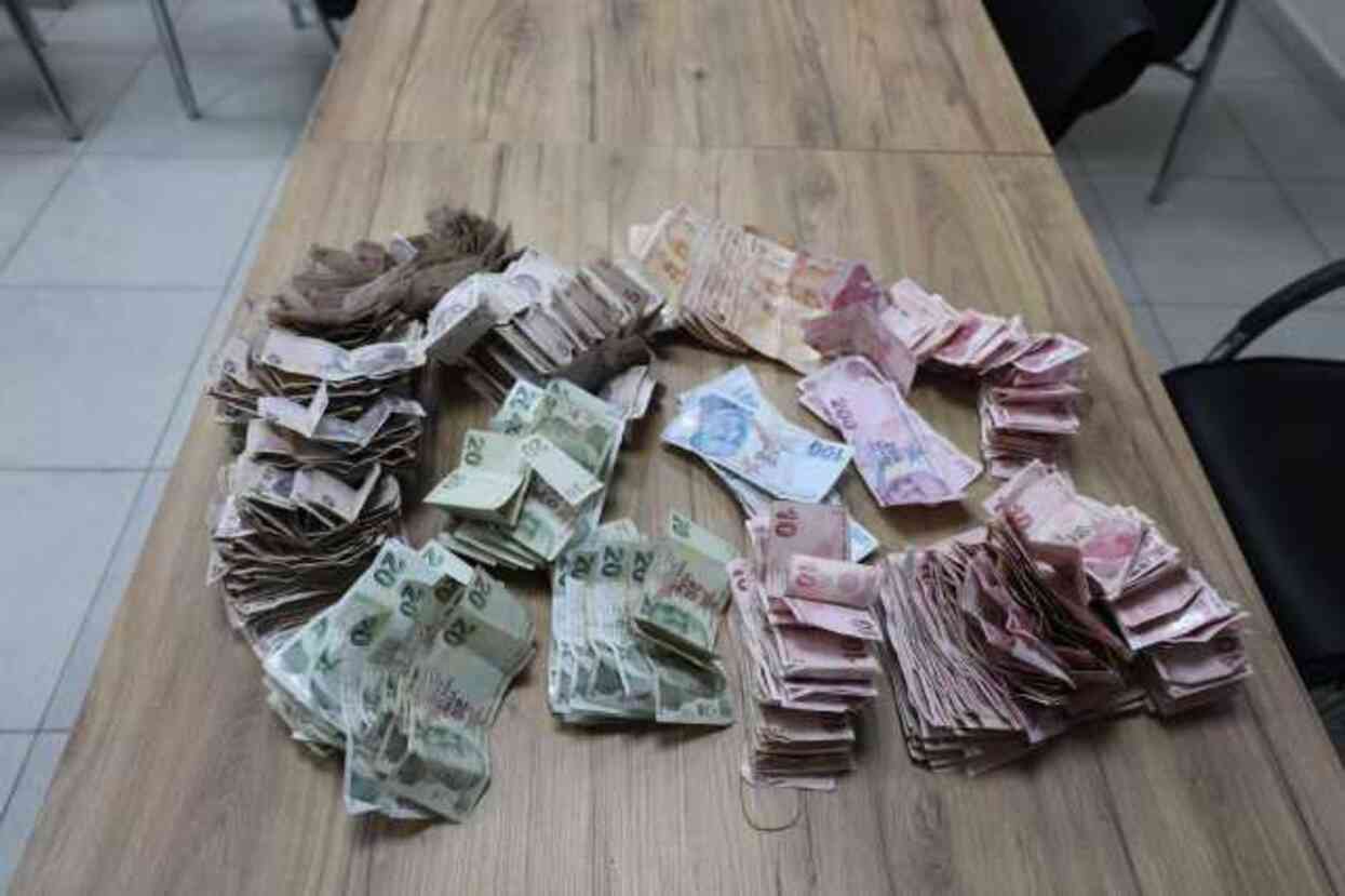Bir günde 10 bin lira toplayan dilencinin sırrı ortaya çıktı Bir günde 10 bin lira toplayan dilencinin sırrı ortaya çıktı