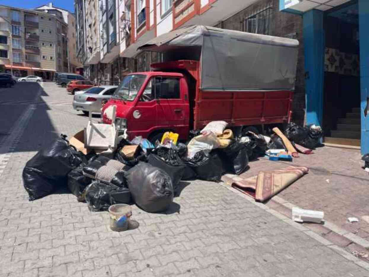 Kötü kokuyu ceset sandılar! İhbar edilen daire çöp ev çıktı Kötü kokuyu ceset sandılar! İhbar edilen daire çöp ev çıktı