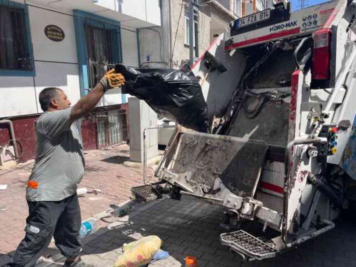 Kötü kokuyu ceset sandılar! İhbar edilen daire çöp ev çıktı Kötü kokuyu ceset sandılar! İhbar edilen daire çöp ev çıktı