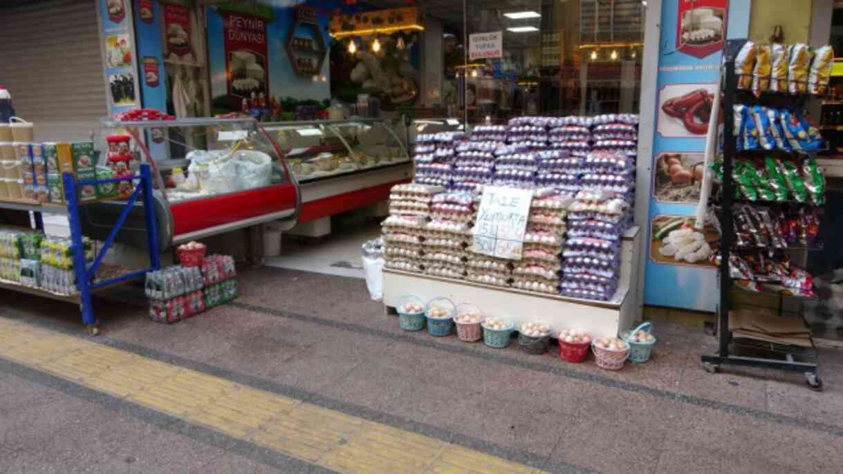 Esnaf şaşkına döndü! Cadde boyu koşturan kadın 50 dükkana saldırdı Esnaf şaşkına döndü! Cadde boyu koşturan kadın 50 dükkana saldırdı