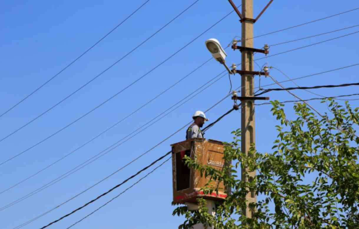 Evinin bahçe kapısında elektrik akımına kapıldı! Şans eseri ölümden döndü Evinin bahçe kapısında elektrik akımına kapıldı! Şans eseri ölümden döndü