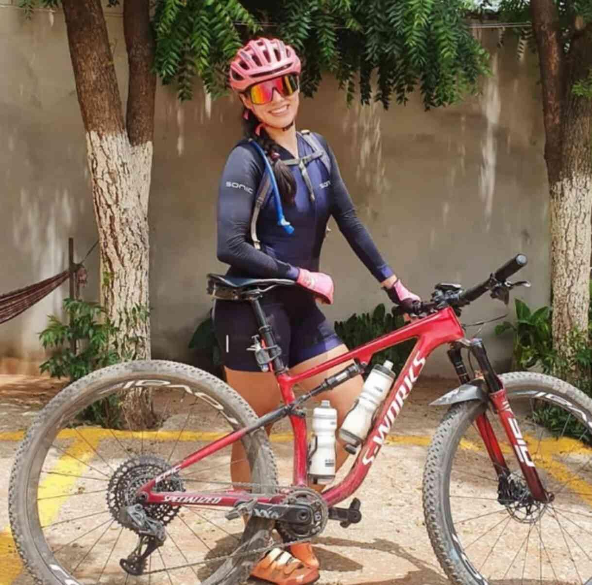 Brezilya'da kadın bisikletçi, bitişe bir kaç metre kala üzerine büyük bir hoparlörün düşmesi sonucu hayatını kaybetti