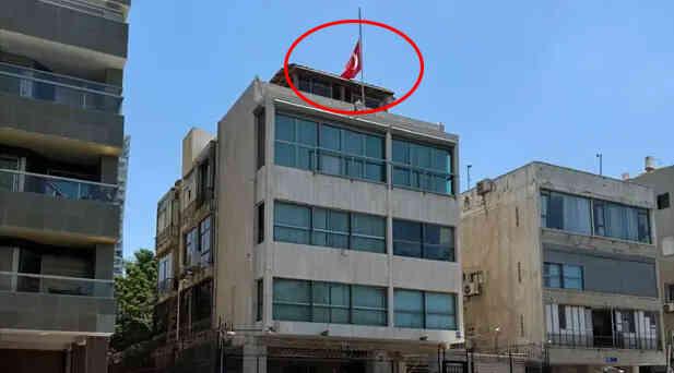 Türkiye'nin Tel Aviv'deki büyükelçiliğinde bayrak yarıya indirildi, İsrail ile diplomatik kriz çıktı Türkiye'nin Tel Aviv'deki büyükelçiliğinde bayrak yarıya indirildi, İsrail ile diplomatik kriz çıktı