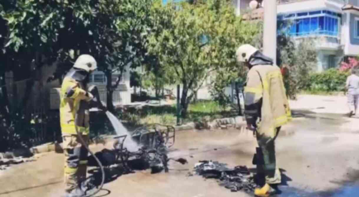Elektrikli bisikletin bataryası patladı, sürücü son anda kurtuldu Elektrikli bisikletin bataryası patladı, sürücü son anda kurtuldu