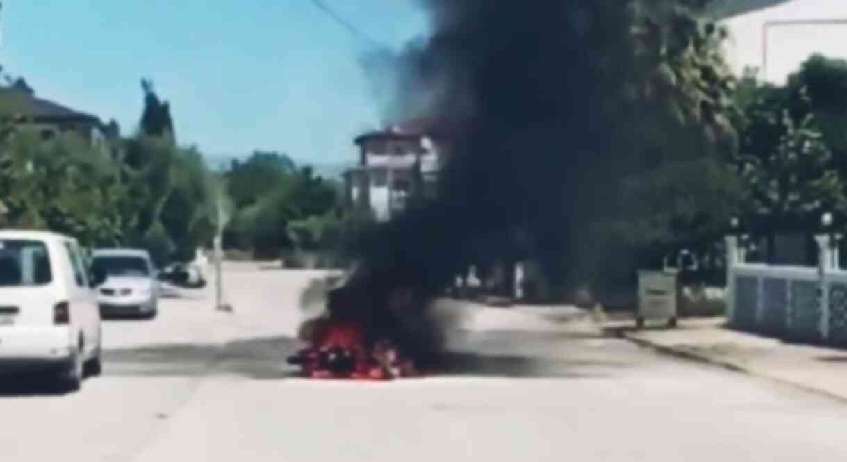 Elektrikli bisikletin bataryası patladı, sürücü son anda kurtuldu Elektrikli bisikletin bataryası patladı, sürücü son anda kurtuldu