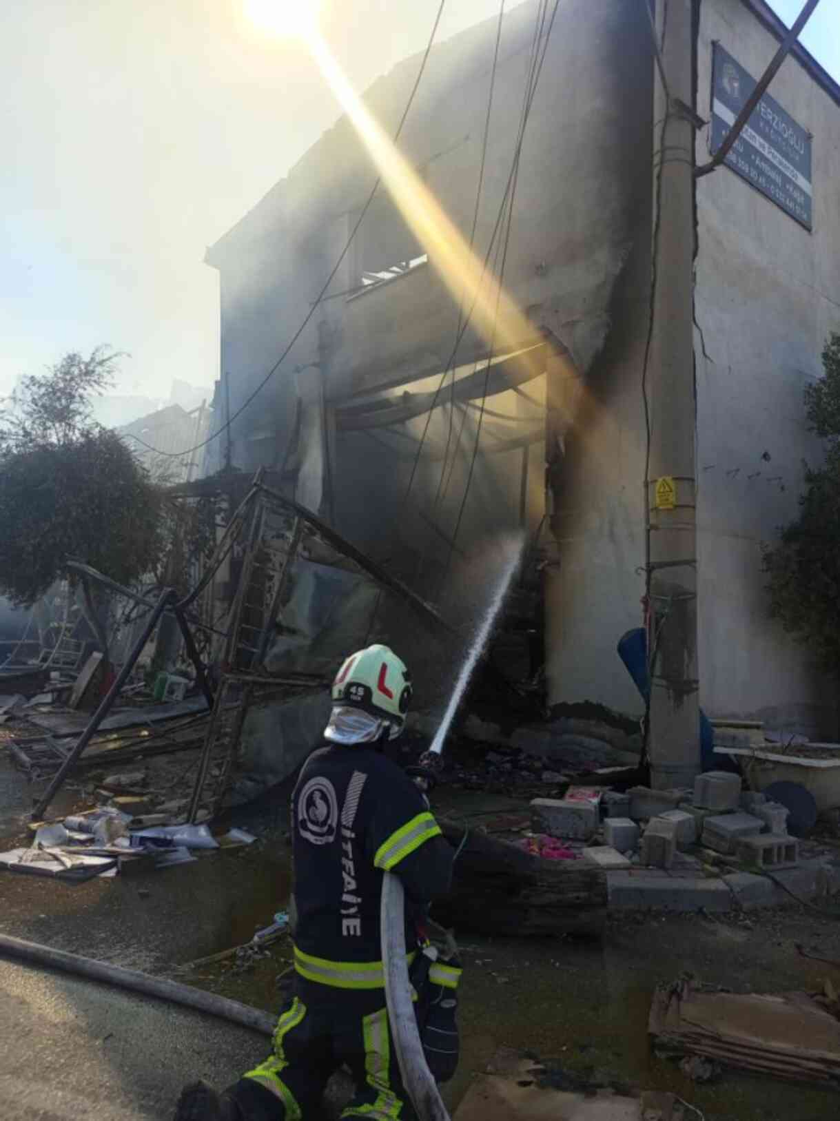 Şarjda bırakılan telefon bomba gibi patladı! Alevler fabrikayı küle çevirdi
