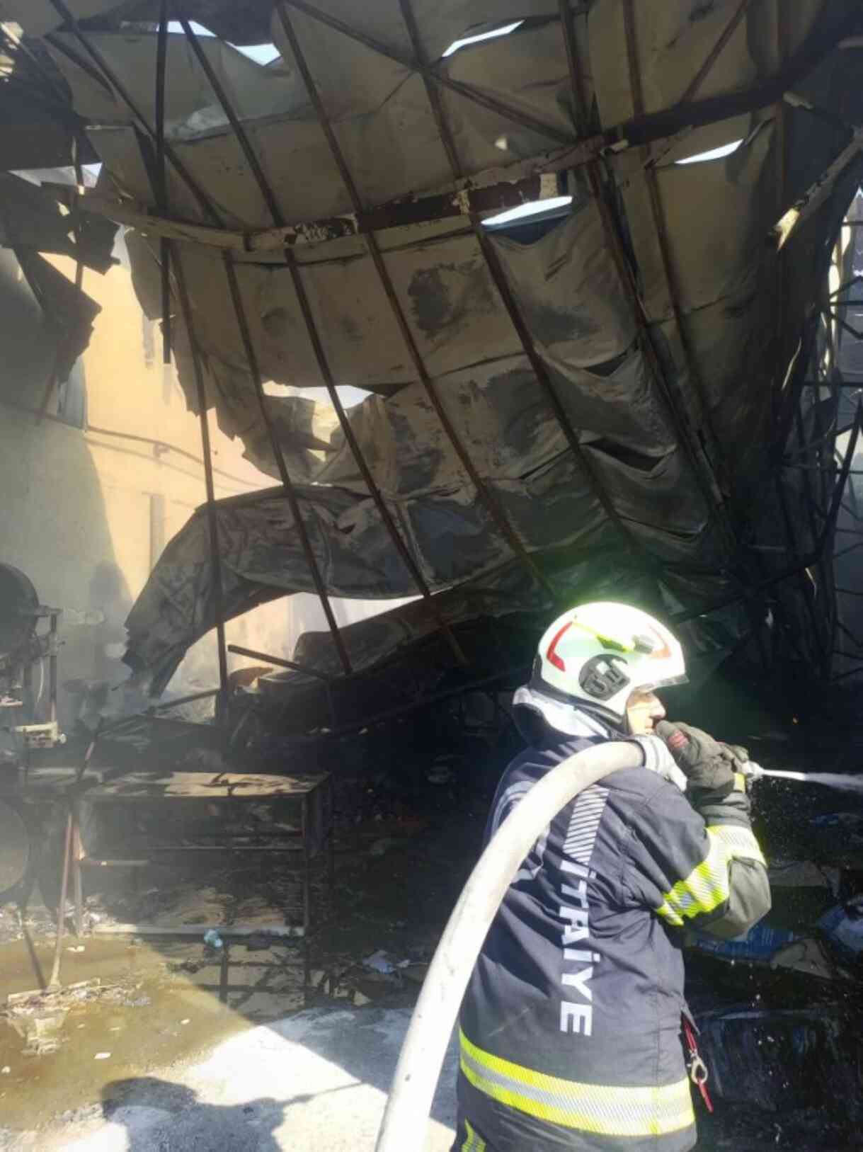 Şarjda bırakılan telefon bomba gibi patladı! Alevler fabrikayı küle çevirdi