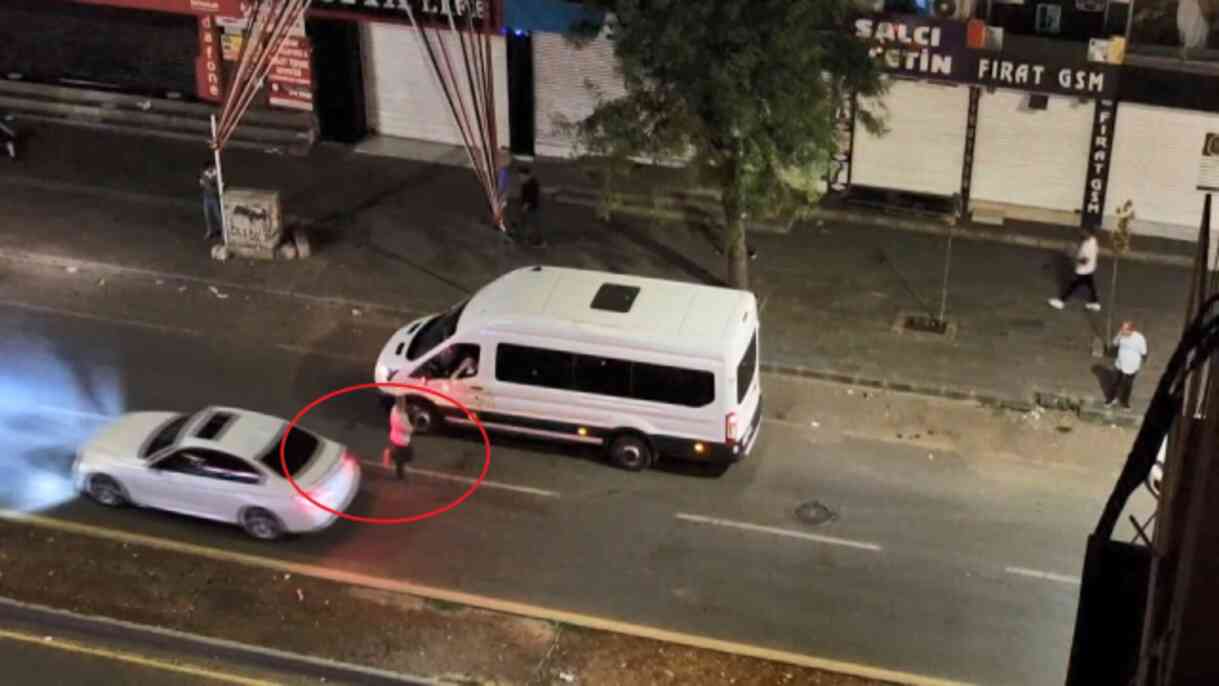 Kavgada yaralanınca sinir krizi geçirdi! Yoldan geçen araçlara tekmeli yumruklu saldırı Kavgada yaralanınca sinir krizi geçirdi! Yoldan geçen araçlara tekmeli yumruklu saldırı