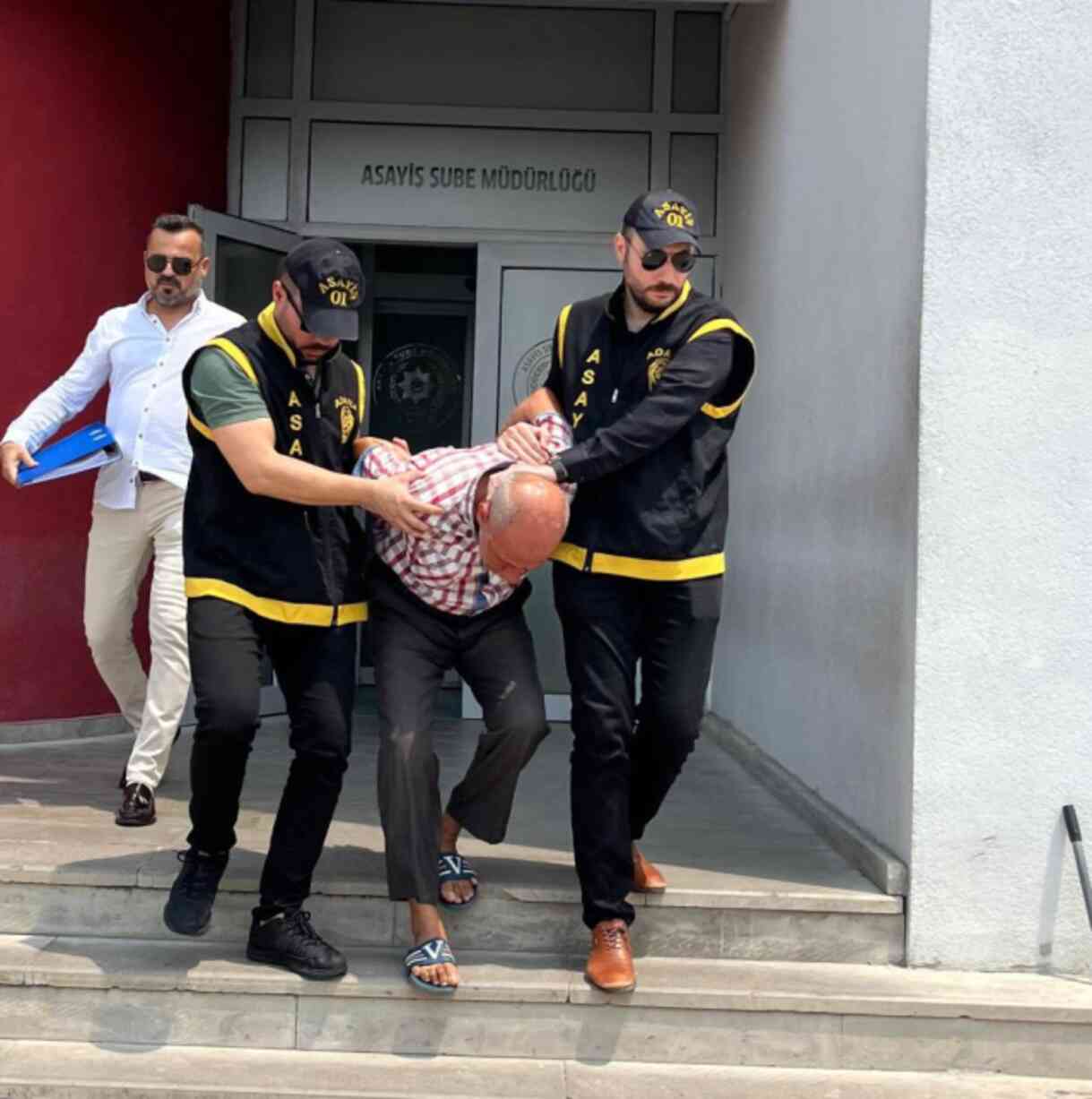 Arkadaşını öldürüp drenaj kanalına attı! 26 yıl önce de 9 yaşındaki kıza aynısını yapmış Arkadaşını öldürüp drenaj kanalına attı! 26 yıl önce de 9 yaşındaki kıza aynısını yapmış