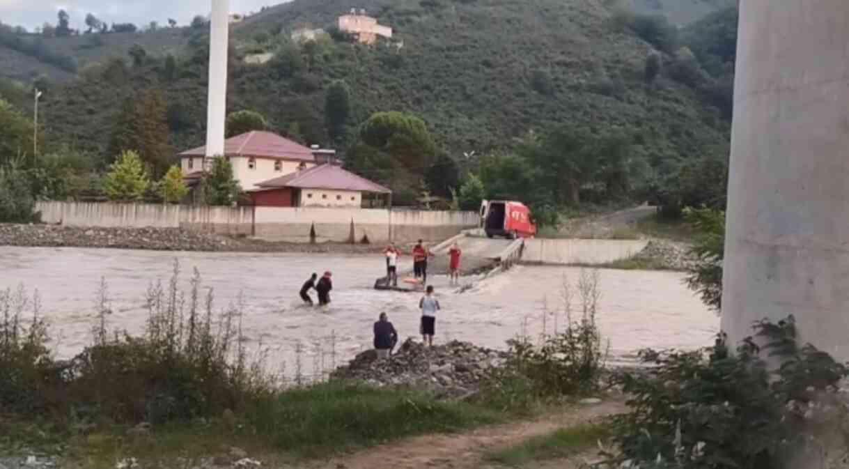 Derenin karşısına geçmek isteyen imamın imdadına belediye ekipleri yetişti