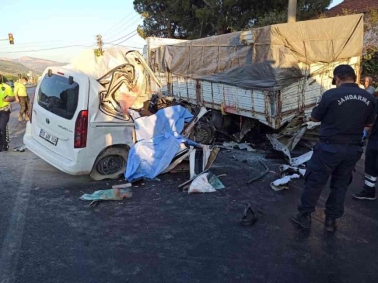 Park halindeki kamyona çarptı! 4 kişi hurdaya dönen otomobilin içinde can verdi