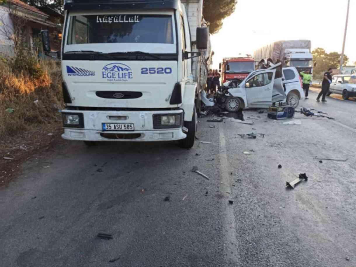 Park halindeki kamyona çarptı! 4 kişi hurdaya dönen otomobilin içinde can verdi