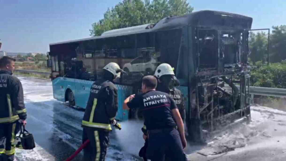 Yolcu dolu otobüs seyir halindeyken alev alev yandı