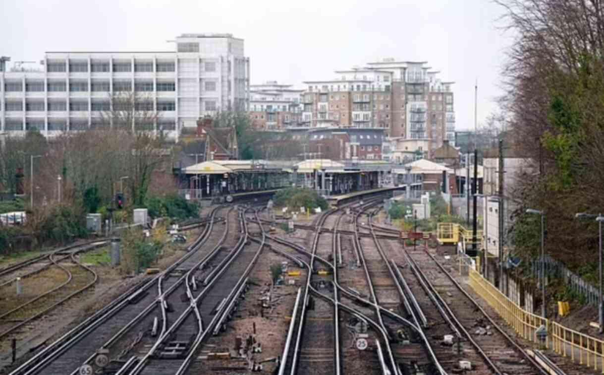 15 yaşındaki kız öğrenci, uyuşturucu aldıktan sonra elektrikli tren raylarına düşerek hayatını kaybetti
