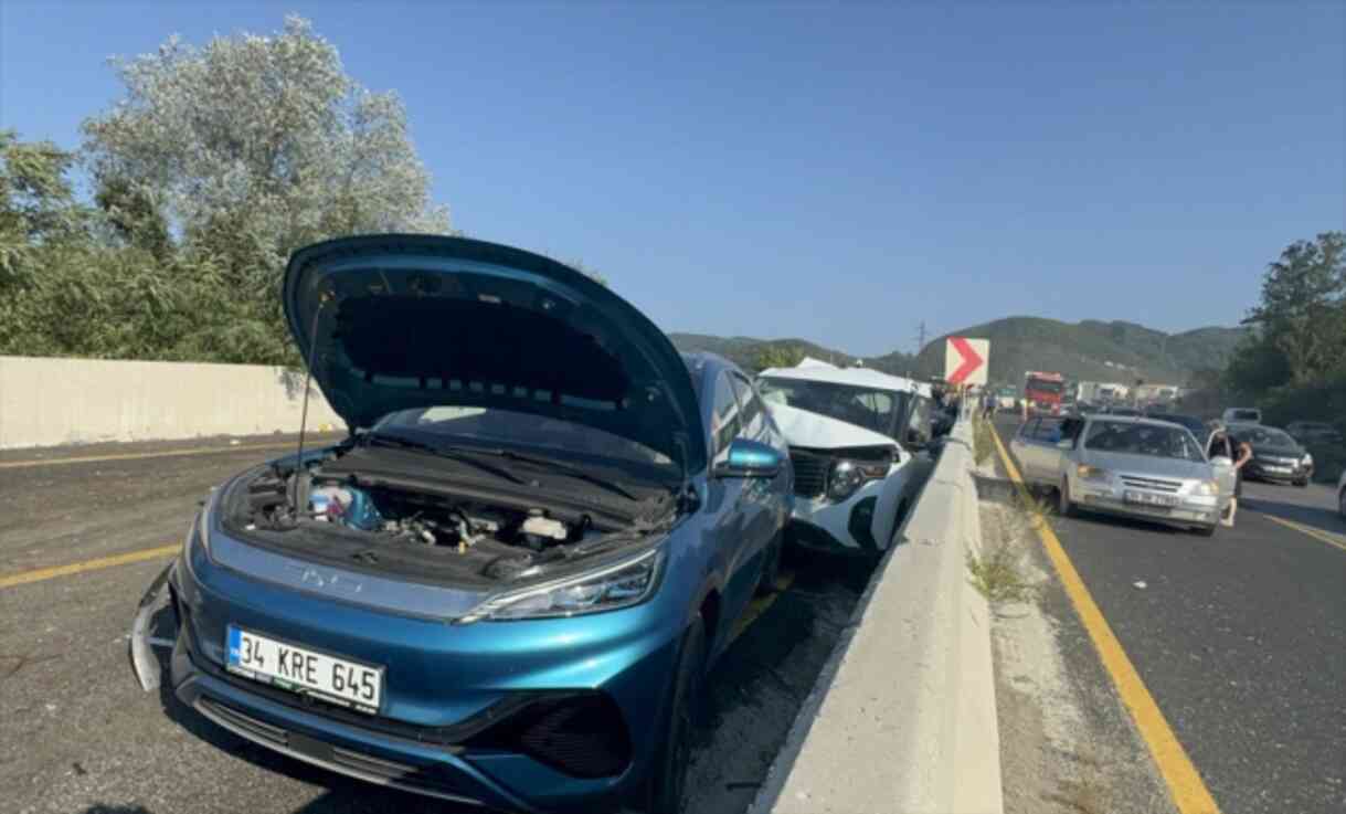 Bolu Dağı'nda zincirleme kaza: Tır sürücüsü yanarak can verdi, 7 kişi yaralandı