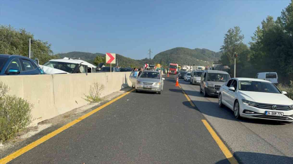 Bolu Dağı'nda zincirleme kaza: Tır sürücüsü yanarak can verdi, 7 kişi yaralandı