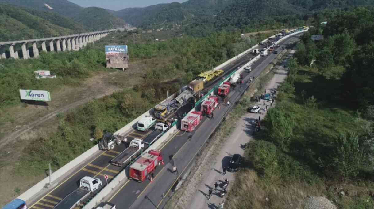 Bolu Dağı'nda zincirleme kaza: Tır sürücüsü yanarak can verdi, 7 kişi yaralandı