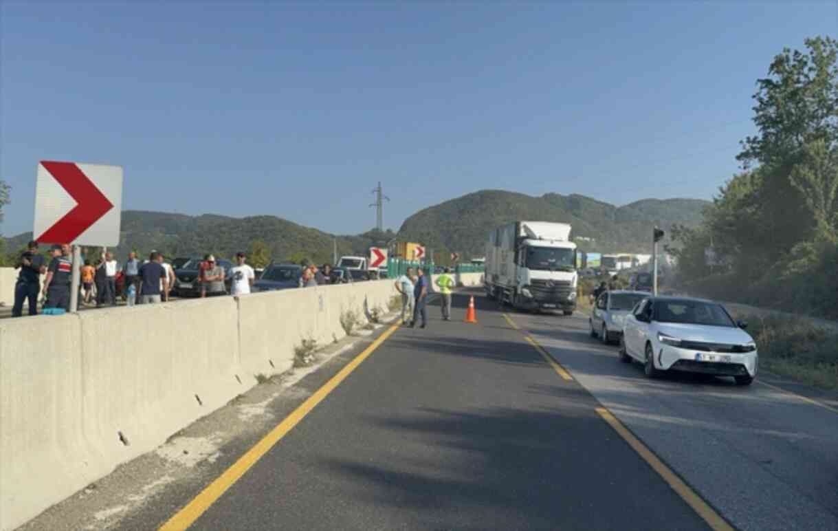Bolu Dağı'nda zincirleme kaza: Tır sürücüsü yanarak can verdi, 7 kişi yaralandı