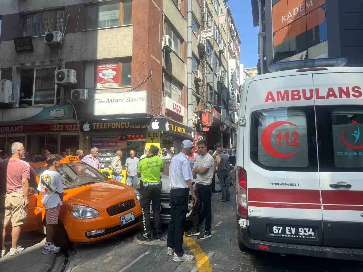 Zonguldak ta Otomobil Kontrolden Çıkarak Genç Kızın Ayağını Ezip Ticari