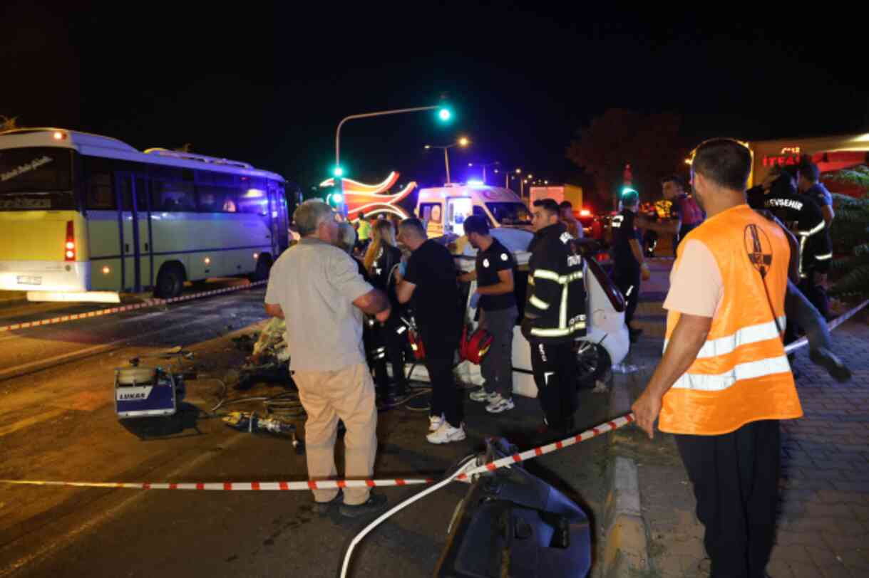 Otomobil tıra arkadan çarptı: 2 ölü 3 ağır yaralı Otomobil tıra arkadan çarptı: 2 ölü 3 ağır yaralı