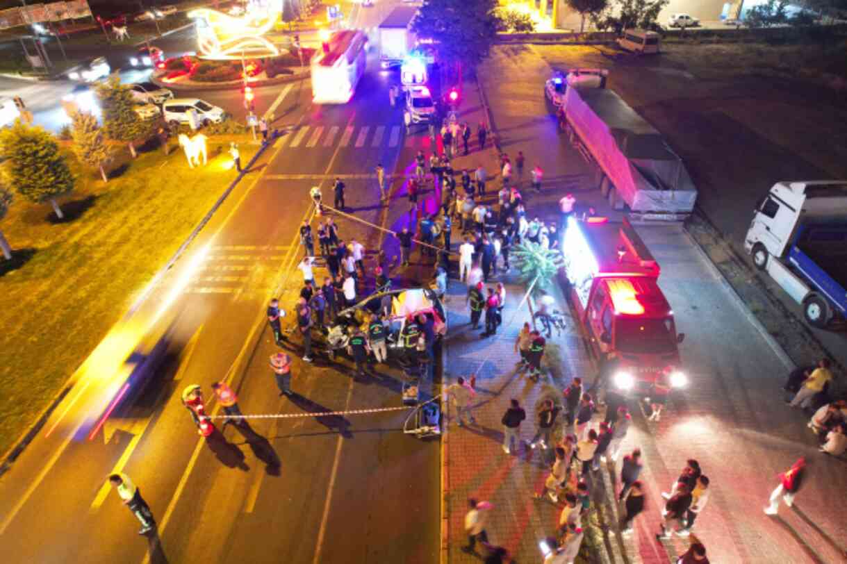 Otomobil tıra arkadan çarptı: 2 ölü 3 ağır yaralı Otomobil tıra arkadan çarptı: 2 ölü 3 ağır yaralı