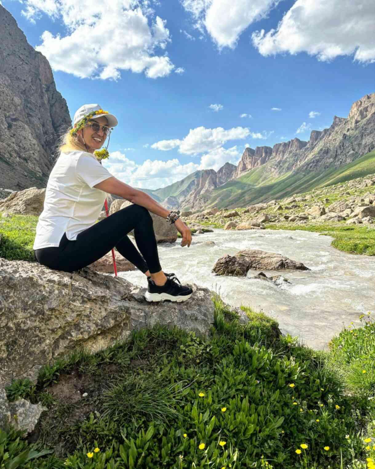 Çöplerin yol kenarına atıldığını gören Tuğba Özay, öfkeden deliye döndü: Allah belanızı versin