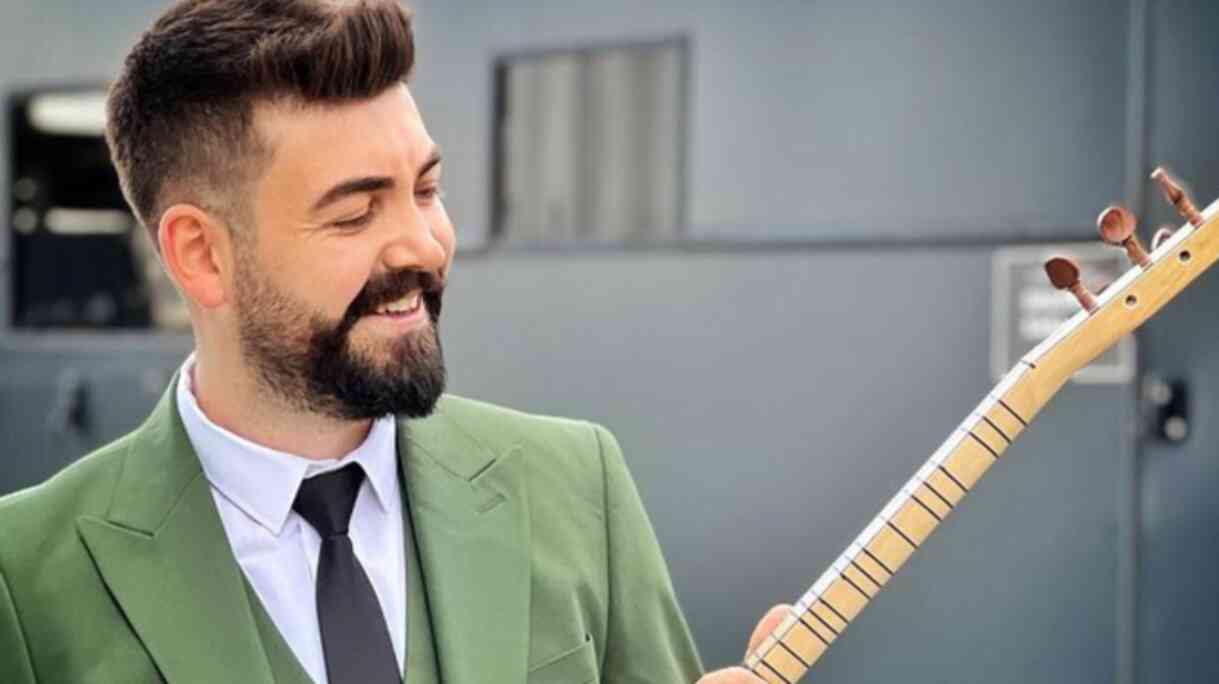 Sanatçı Yahya Deniz denizin altında cura çalıp halay çekti Sanatçı Yahya Deniz denizin altında cura çalıp halay çekti