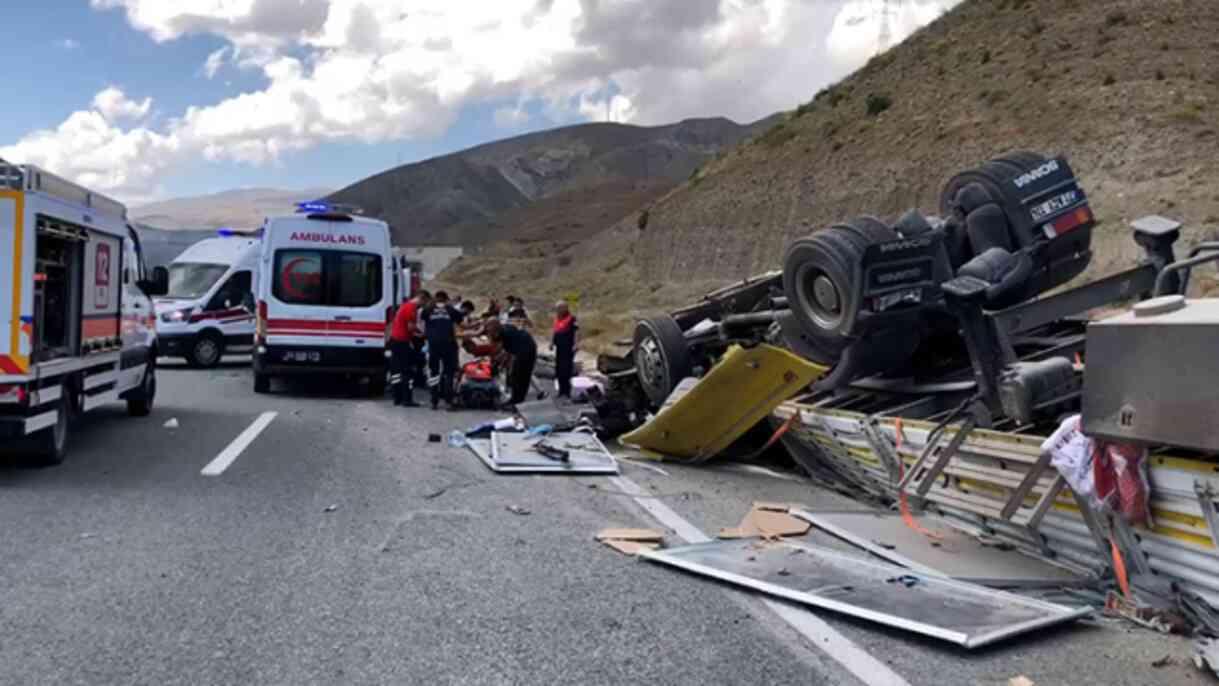 Erzincan'da tır ile otomobil çarpıştı: 4 ölü, 2 yaralı