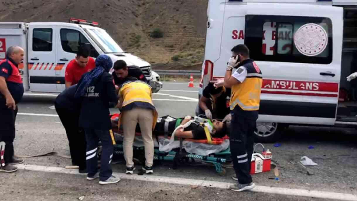 Erzincan'da tır ile otomobil çarpıştı: 4 ölü, 2 yaralı