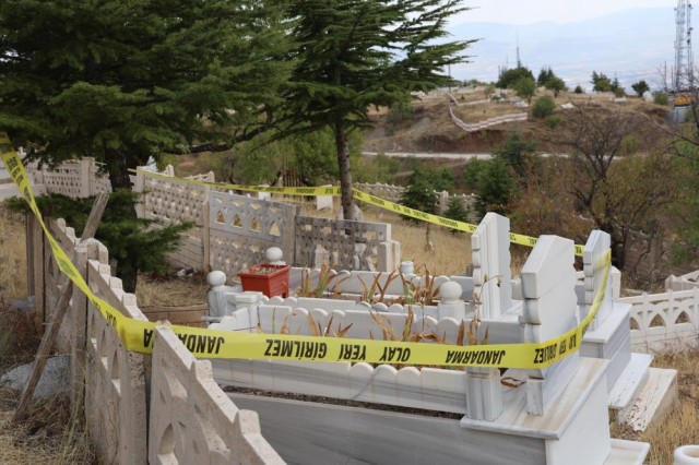 Mezarlıkta kötü koku ihbarına giden ekipler poşete sarılarak toprağa gömülmüş bebek cesedi buldu