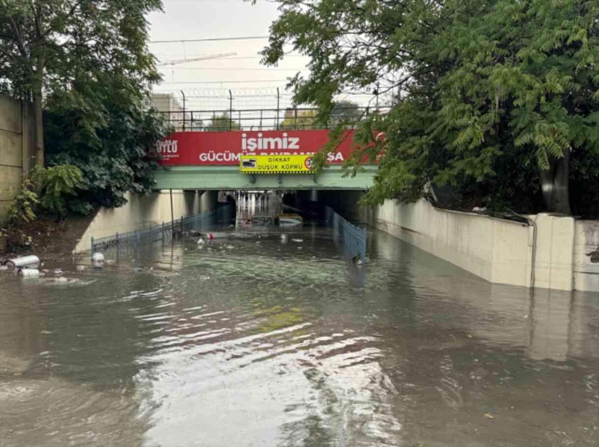 İstanbul'da beklenen sağanak ve dolu yağışı başladı! Feci görüntüler geliyor