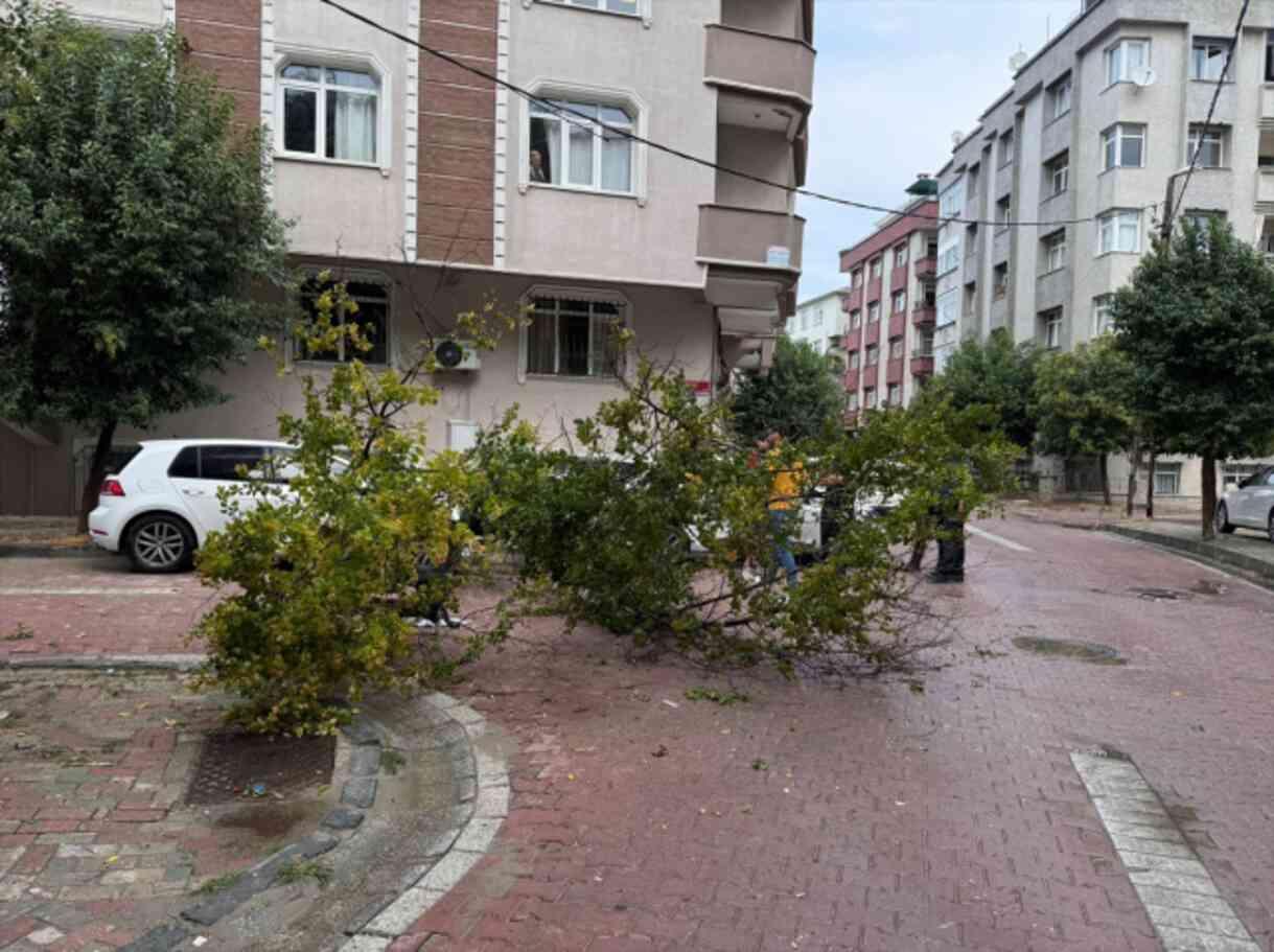 İstanbul'da beklenen sağanak ve dolu yağışı başladı! Feci görüntüler geliyor