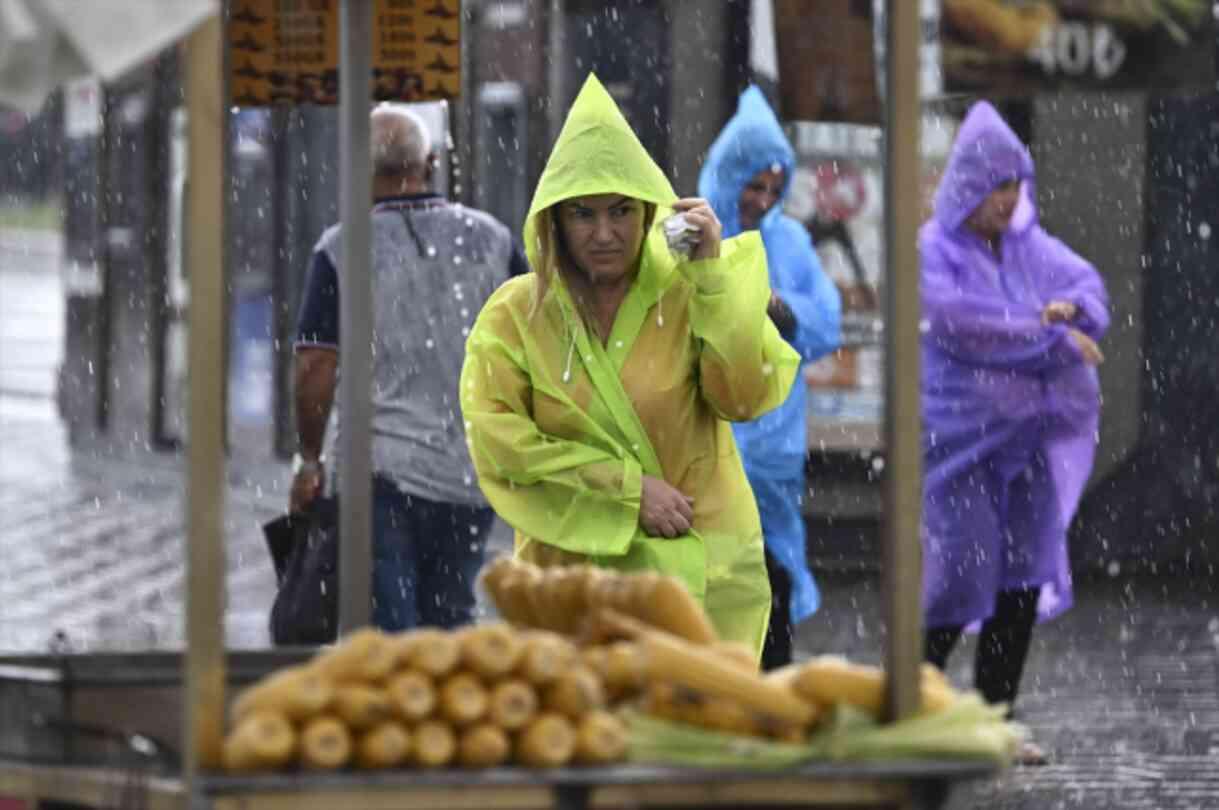 İstanbul'da beklenen sağanak ve dolu yağışı başladı! Feci görüntüler geliyor