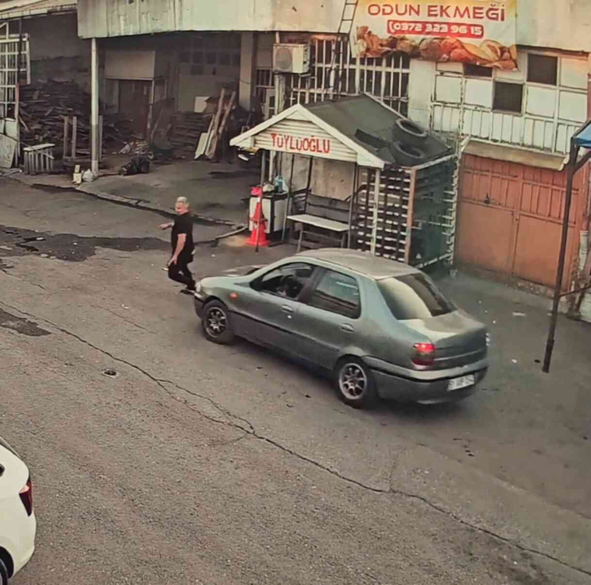 Sanayide dehşet! Otomobille çarpıp dakikalarca tekmeledikten sonra fotoğrafını çekip kaçtılar