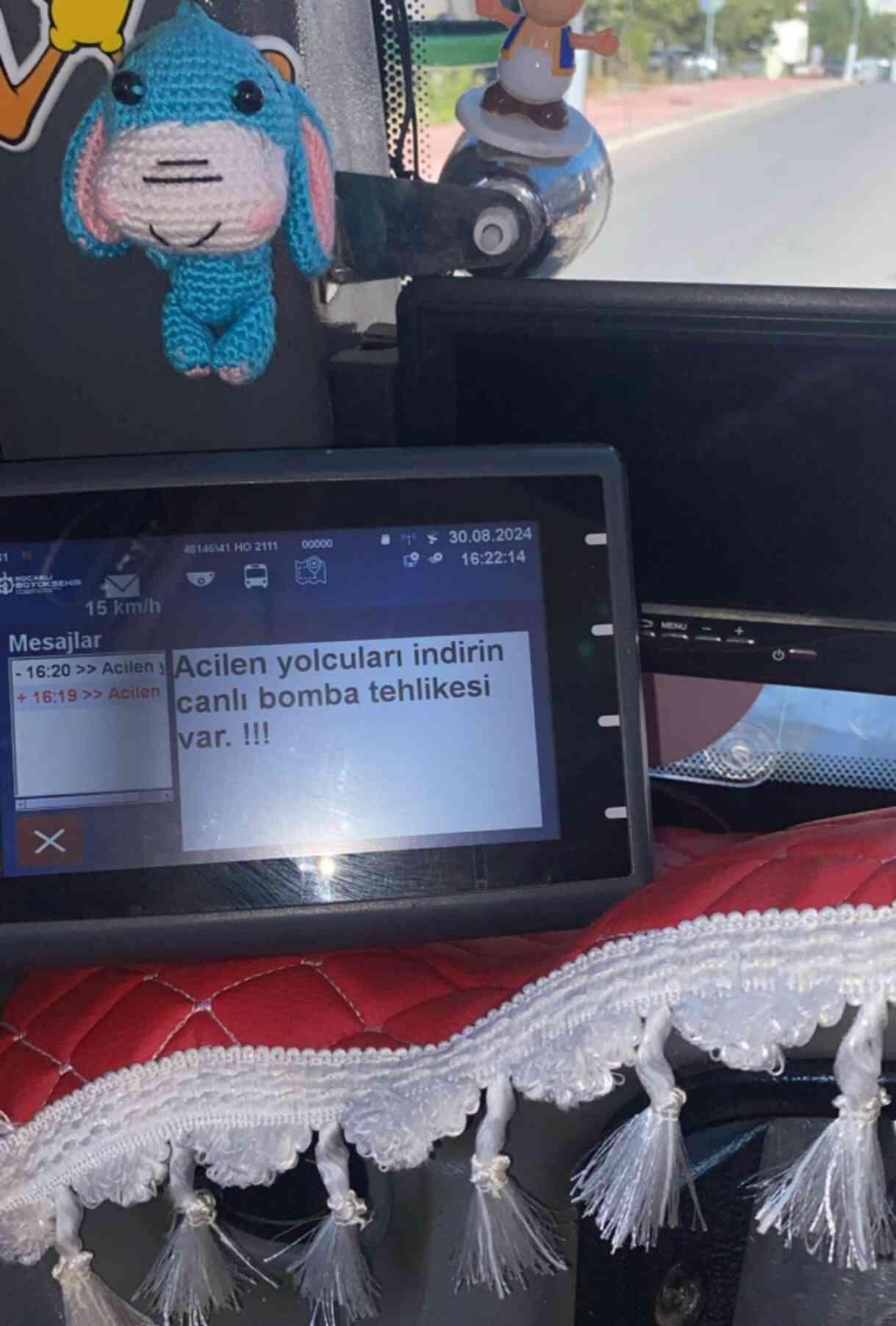 Ekrandaki bomba ihbarını gören yolcular apar topar otobüsü terk etti