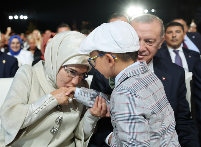 Emine Erdoğan'ın '30 Ağustos' şıklığı