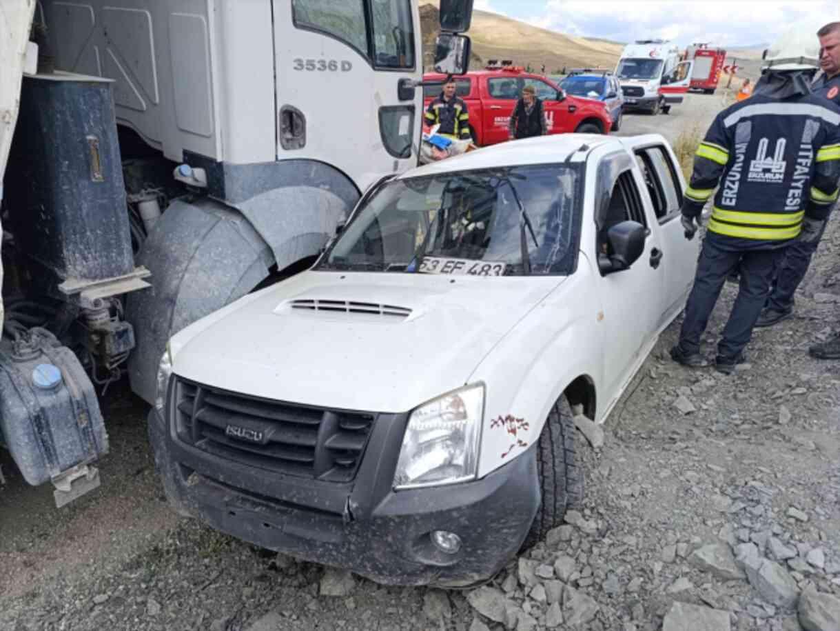 Hafriyat kamyonuyla çarpışan pikap hurdaya döndü! 3 kişi öldü, 2 kişi ağır yaralandı