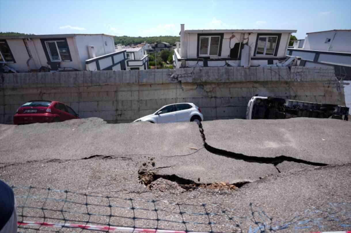 İzmir felaketi yaşıyor! Yollar ve istinat duvarları çöktü onlarca araç denize sürüklendi