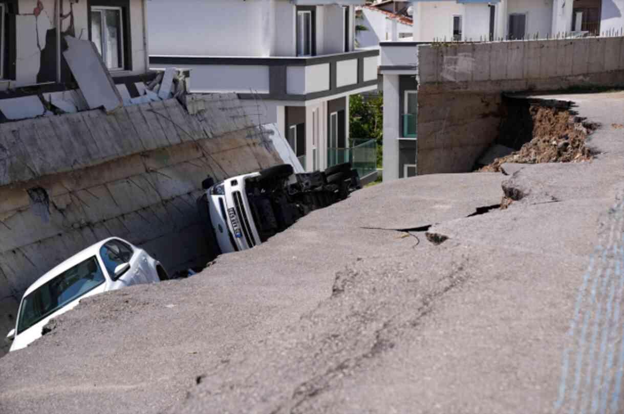 İzmir felaketi yaşıyor! Yollar ve istinat duvarları çöktü onlarca araç denize sürüklendi