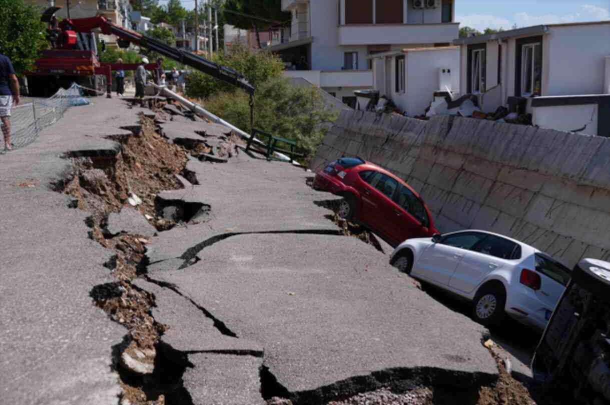 İzmir felaketi yaşıyor! Yollar ve istinat duvarları çöktü onlarca araç denize sürüklendi