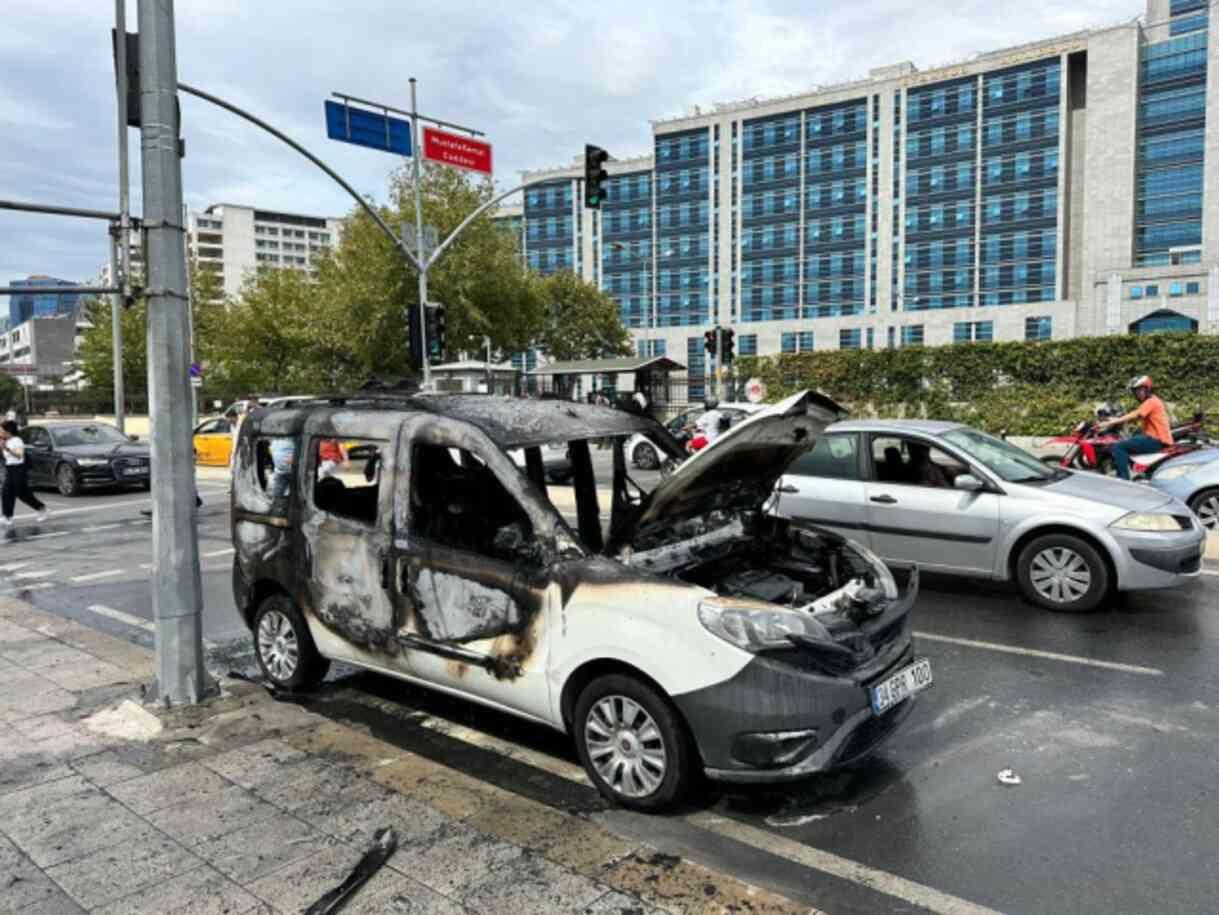 Kartal'da adliye önüne getirdiği aracını ateşe verdi: Yurtdışından geliyorum, 2 sene kesilmiş cezam var