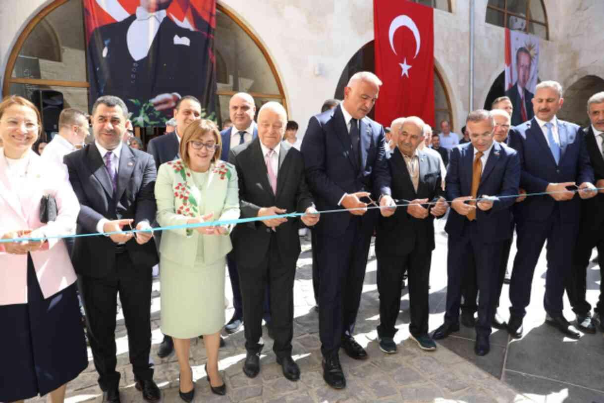 Bakan Ersoy ve Başkan Şahin, Açılan Kayna Sabun ve Pekmez Müzesi'nde Üzüm Pekmezi Yaptı