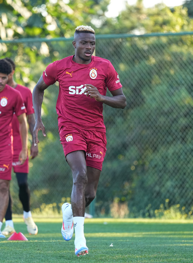 Galatasaray'ın yeni transferi Roland Sallai, sahaya çıkmadan tarihe geçti