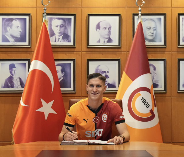 Galatasaray'ın yeni transferi Roland Sallai, sahaya çıkmadan tarihe geçti