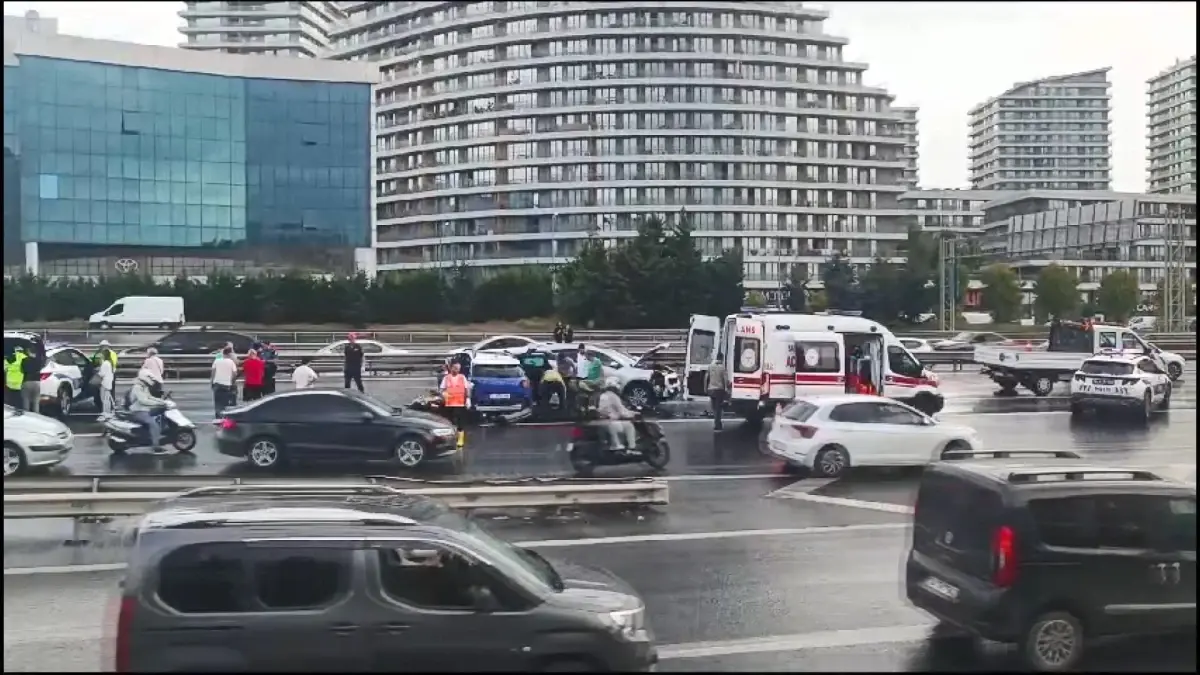 İstanbul da zincirleme trafik kazası Ölü ve yaralılar var Son Dakika