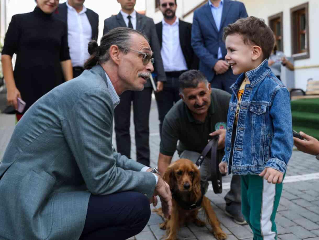 Erdal Beşikçioğlu, eğitimleri tamamlanan 5 sokak köpeğini belediye bünyesine aldı