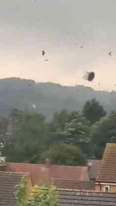 İngiltere'de şiddetli yağışlar hayatı felç etti: Okullar kapandı, maçlar ertelendi