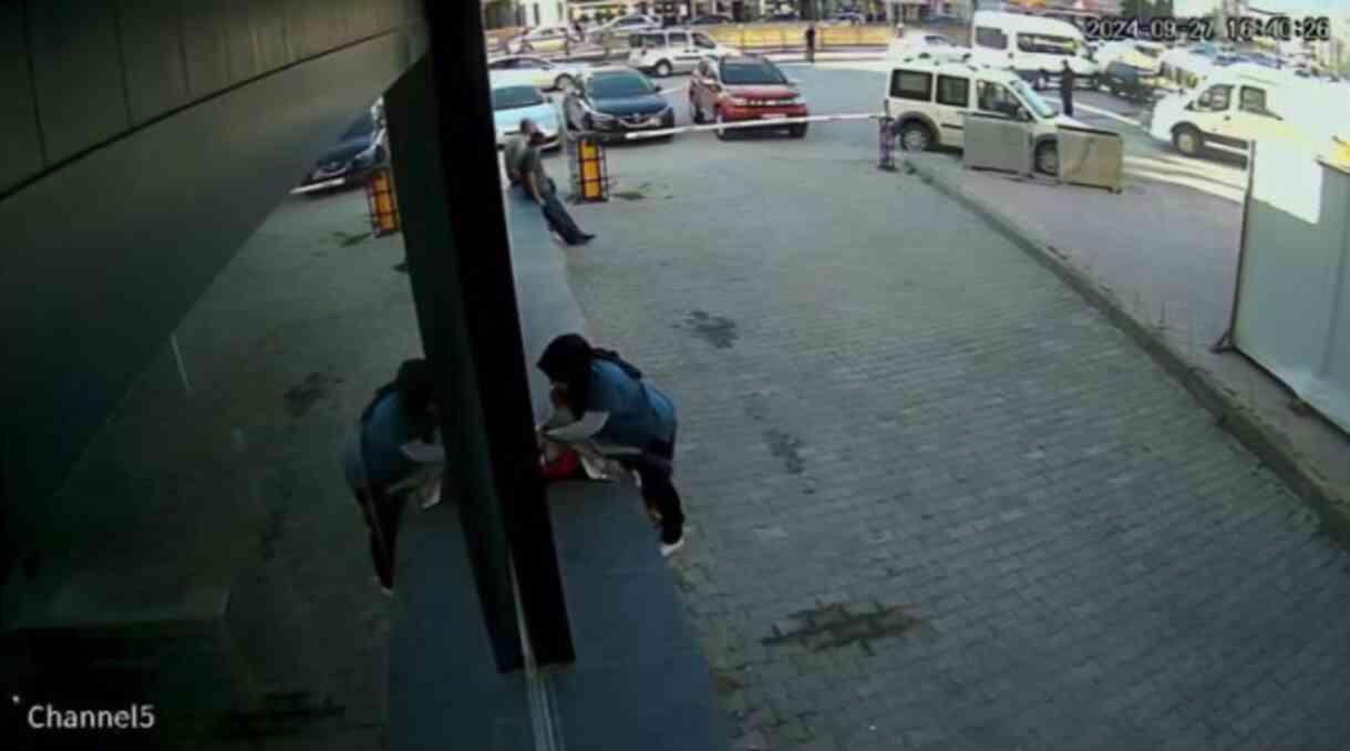 Bir de sağlık çalışanı olacak! Genç kadın, küçücük çocuğu sokak ortasında öldüresiye dövdü Bir de sağlık çalışanı olacak! Genç kadın, küçücük çocuğu sokak ortasında öldüresiye dövdü